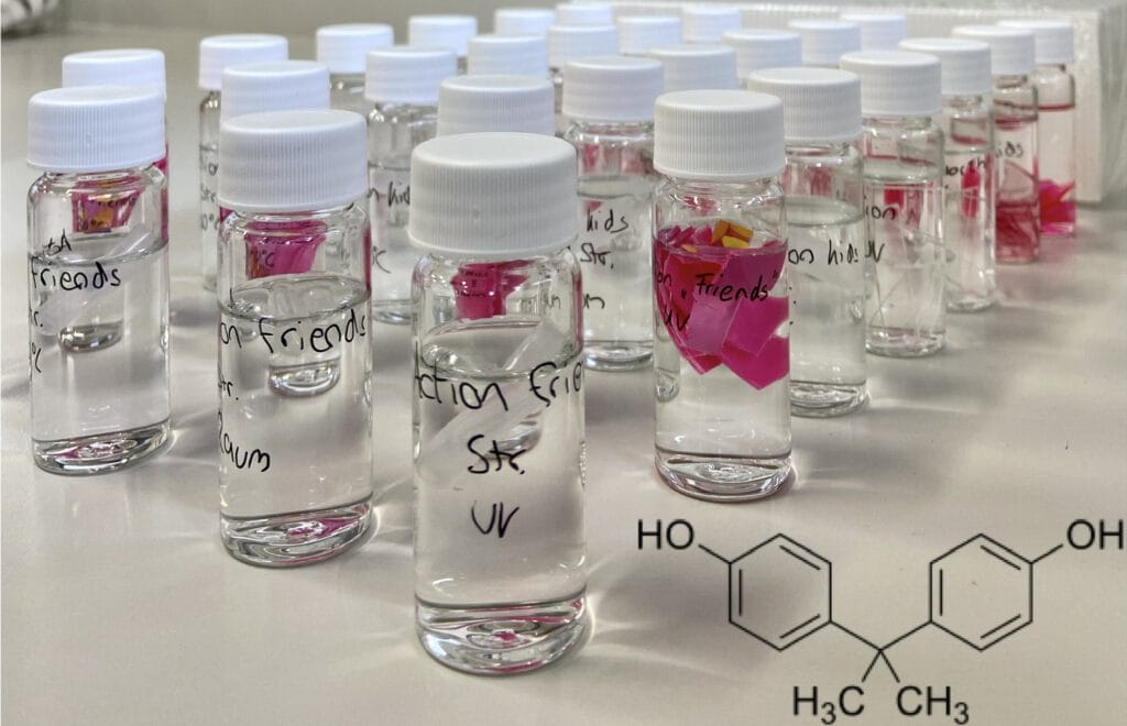 Zerkleinertes Plastik in Probenvials gefüllt mit klarer Flüssigkeit